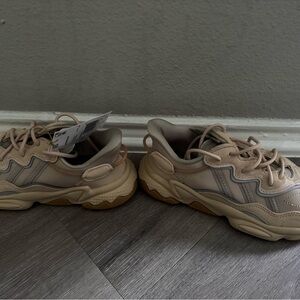 NWT adidas Kids Sneakers in Beige and Gray